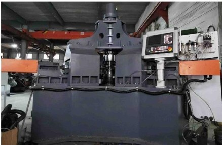 Metal spinning machine